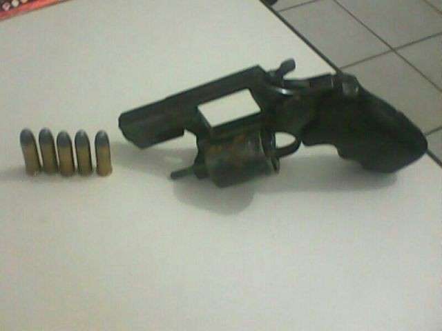 Homem amea&ccedil;a matar a esposa com um rev&oacute;lver e &eacute; preso pela Pol&iacute;cia