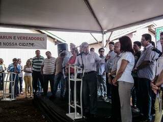 André Puccinelli discursando em Corumbá nesta terça-feira (Foto: Gizele Oliveira)