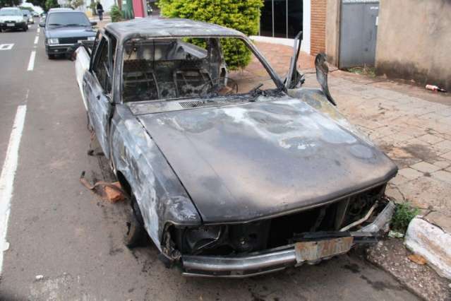Tr&ecirc;s jovens p&otilde;em fogo em carro que ficou fora da garagem por uma noite