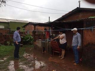 André Nezzi (à esquerda) conversa com família que teve a casa alagada em Caarapó (Foto: Divulgação)