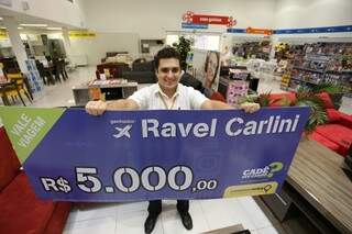 Ravel, colaborador que ofereceu o consório a Laura recebe prêmio de R$ 5 mil. (Foto: Marcelo Victor)