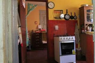 Detalhes da cozinha em duas cores e o colorido da chita na porta. (Foto: Marina Pacheco)