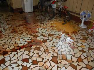 Casa teve que ser lavada para retirar manchas de sangue. 