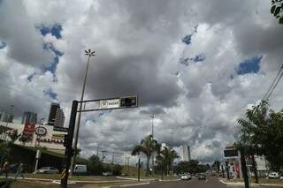 Durante a tarde, o tempo deve fechar. (Foto: Marcos Ermínio) 