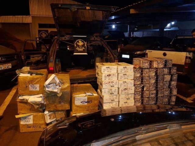 Pol&iacute;cia apreende quatro carros com contrabando em estrada vicinal
