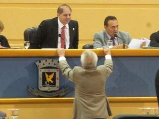 O líder do governo, Edil Albuquerque, conversa com Mario Cesar enquanto Carlão (à direita) faz a leitura em sessão (Foto: Antonio Marques)