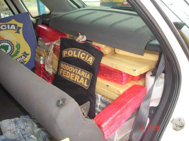  Jovem tenta fugir com carro carregado de maconha, mas atola na beira de rodovia