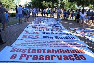 Protesto na Praça da Independência, Centro de Bonito, faz apelo para salvar rios. (Foto: Kisie Ainoã)