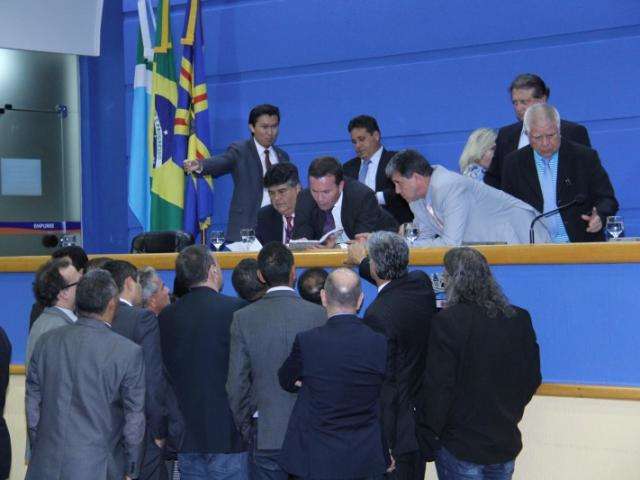 Vereadores imp&otilde;em derrota a Bernal e servidores falam em greve geral