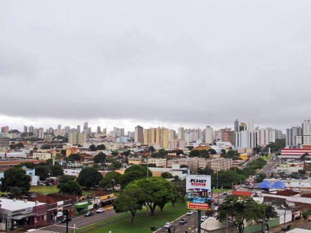 Domingo amanhece com c&eacute;u entre nuvens  e previs&atilde;o &eacute; de chuva em MS 