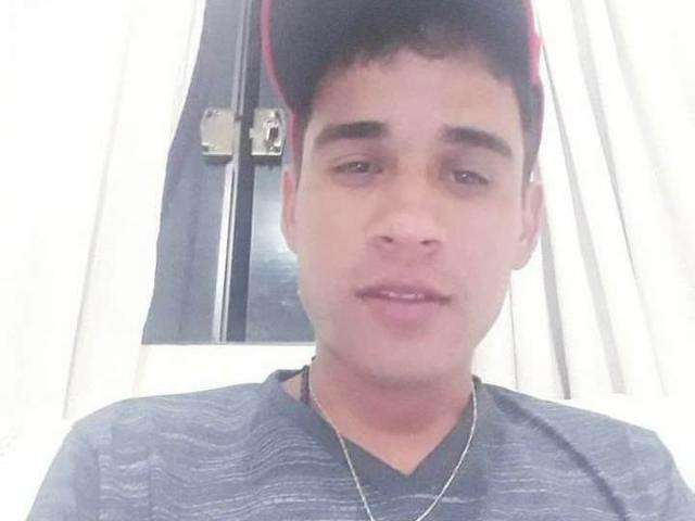 Rapaz &eacute; executado na frente do pai, quinto caso do dia na fronteira