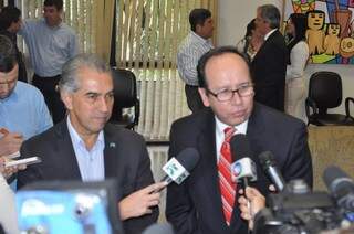 Reinaldo e embaixador paraguaio conversaram sobre projetos em parceira. (Foto:Marcelo Calazans)