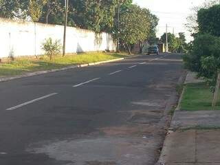 Rua virou mão única para melhorar o trânsito, mas leitores reclamam (Foto: Repórter News)