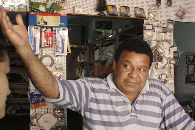 Al&eacute;m do asfalto, moradores pedem fim dos alagamentos na av. Bandeiras