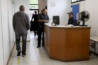 Na prefeitura, acesso aos gabinetes é liberado pela GM (Foto: Marcelo Victor)