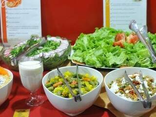 Saladas estão mais comuns no prato do campo-grandense. (Foto: Fernando Antunes)