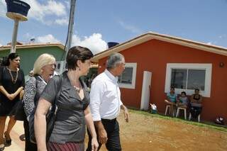 Governador e ministra andaram pelas casas antes da entrega oficial. (Foto: Gerson Walber)