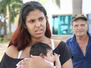 Ana Carolina esperou três horas pela consulta da sua filha, de 2 meses (Foto: Fernando Antunes)