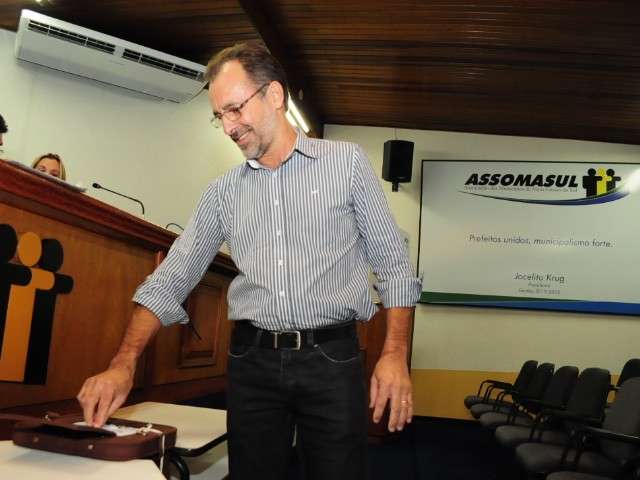 Prefeito sugere a entidade que d&ecirc; apoio t&eacute;cnico para organizar despesas