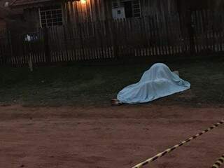 Corpo da mulher na rua após o crime. (Foto: BV News) 