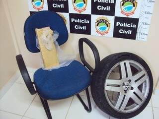 Maconha e pneu cortado onde a droga foi escondida para o transporte. (Foto: Divulgação)