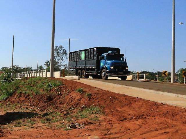 Fiscais autuam 2 em quase R$ 150 mil por trazer bebidas a MS sem pagar imposto