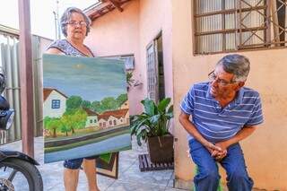 Dona Eleni mostra orgulhosa o hobbie do marido, as pinturas (Foto: Fernando Antunes)