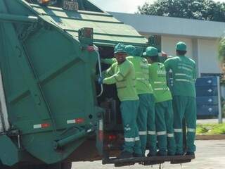 Coletores de lixo durante expediente, em Campo Grande. (Foto: Arquivo)