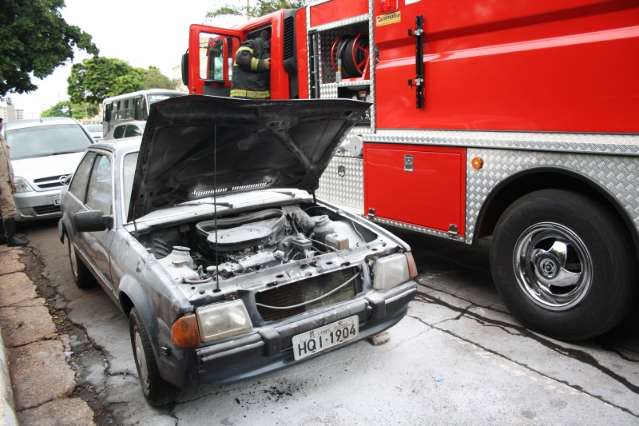 Ve&iacute;culo pega fogo no Jardim dos Estados devido a pane na parte el&eacute;trica