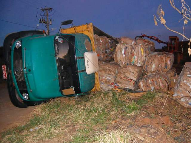  Caminh&atilde;o carregado com 14 toneladas de papel&atilde;o tomba em via de acesso na BR-163