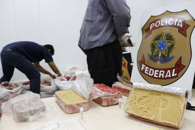 Pol&iacute;cia Federal apreende 180 quilos de coca&iacute;na em fundo falso de caminh&atilde;o