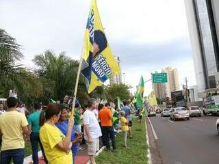 Manifestantes no canteiro central da Avenida Afonso Pena. (Foto: Paulo Francis) 