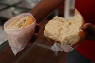 Lado esquerdo, pode,  já o pão do lado direito tá proibido no Hot Dog do Chef por que o saco foi rasgado. (Foto: Marcos Ermínio)