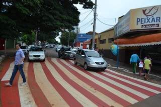 Entrada pela 15 de novembro tumultua o trânsito, dizem os comerciantes. (Foto: Simão Nogueira)