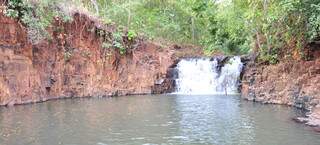 Cachoeira em fazenda na região rural de Campo Grande. (Foto:João Garrigó)