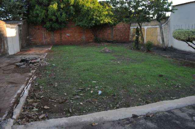 Beco &eacute; usado como &quot;motel&quot; a c&eacute;u aberto e ponto de drogas em bairro