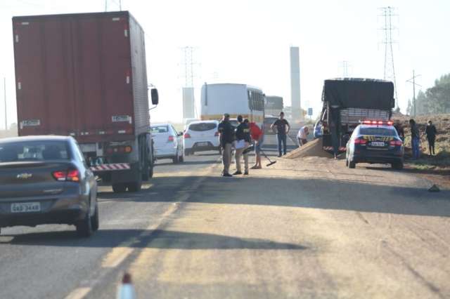 Motorista dorme ao volante e carretas colidem pr&oacute;ximo ao aut&oacute;dromo na BR-262