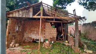 Em Iguatemi, casas ficaram destelhadas. (Foto: Direto das Ruas)