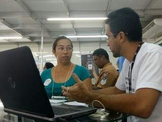 Katia buscou informações para retomar seu negócio em Terenos. (Foto: Ricardo Campos Jr)