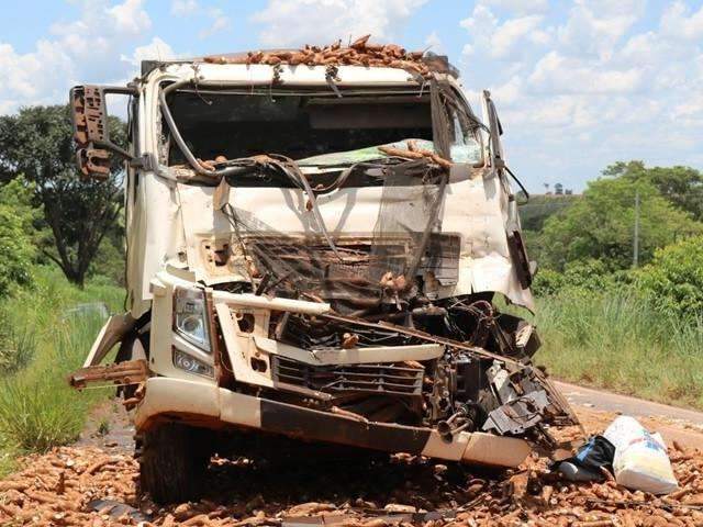Colis&atilde;o entre caminh&atilde;o com mandiocas e carreta deixa motorista ferido na MS-376