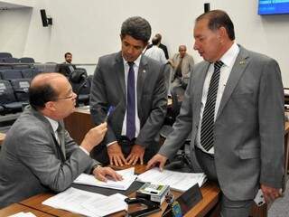Deputados José Carlos Barbosa (DEM), Rinaldo Modesto (PSDB) e Gerson Claro (PP), durante sessão (Foto: Luciana Nassar/ALMS)