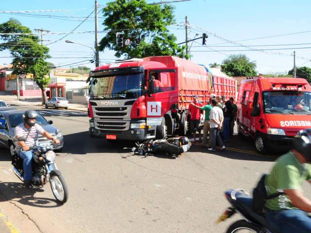  Acidente entre caminh&atilde;o e moto deixa tr&acirc;nsito tumultuado no centro 