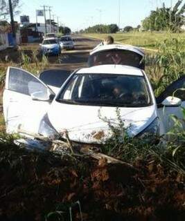 Carro foi abandonado depois de colidir com barranco (Foto: Divulgação/PM)