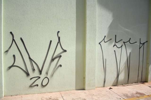 V&acirc;ndalo &eacute; flagrado pichando com&eacute;rcio no Centro na manh&atilde; de domingo
