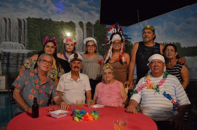 Aos 88 anos, Luiza comemora anivers&aacute;rio com bloquinho de Carnaval em casa