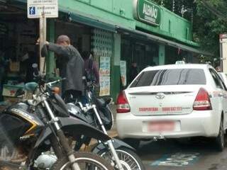 Taxista é flagrado ocupando vaga de idoso na Região Central de Campo Grande. &quot;Problema recorrente&quot;. (Foto: Direto das Ruas)