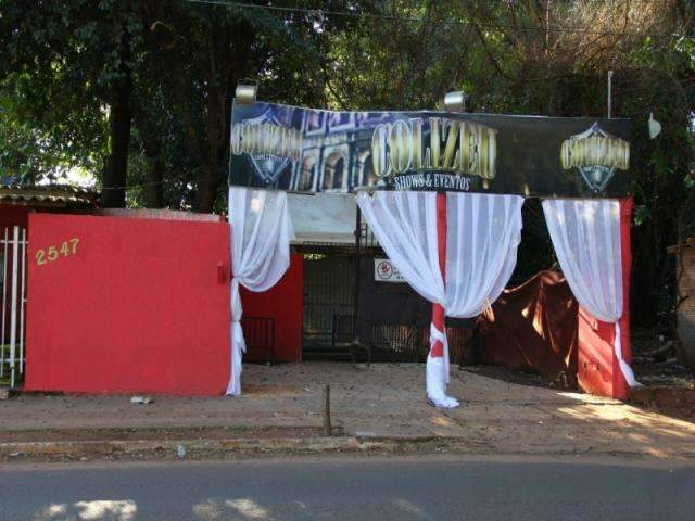 Homem invade boate, atira contra frequentadores e &eacute; baleado por PM