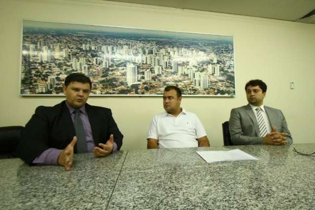 Taxistas se amparam em decreto de 25 anos para acumular at&eacute; 15 alvar&aacute;s