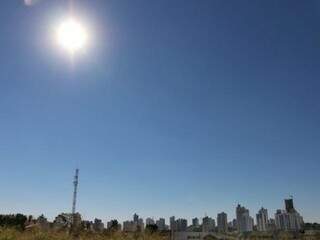 &quot;Céu limpo&quot; e sol forte na tarde desta sexta-feira (7) em Campo Grande (Foto: Henrique Kawaminami)