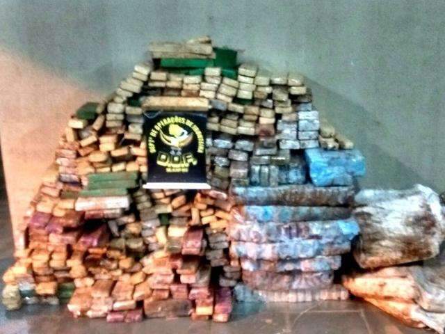 Policiais apreendem 600 quilos de maconha que era levada por tr&ecirc;s homens